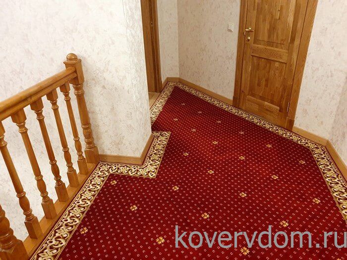 Композиция из полушерстяной ковровой дорожки с укладкой на лестницу и второй этаж Композиция из полушерстяной ковровой дорожки с укладкой на лестницу и второй этаж
