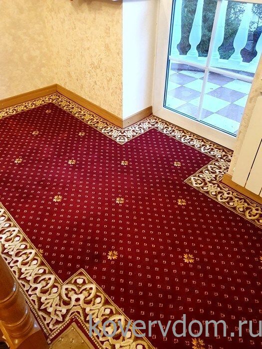 Композиция из полушерстяной ковровой дорожки с укладкой на лестницу и второй этаж Композиция из полушерстяной ковровой дорожки с укладкой на лестницу и второй этаж