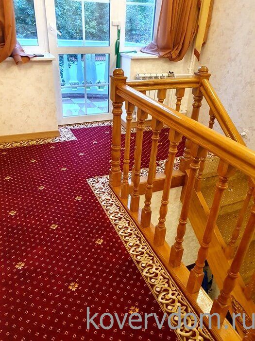 Композиция из полушерстяной ковровой дорожки с укладкой на лестницу и второй этаж Композиция из полушерстяной ковровой дорожки с укладкой на лестницу и второй этаж