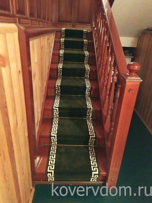 Ковровая дорожка меандр версаче зеленая с укладкой на лестницу