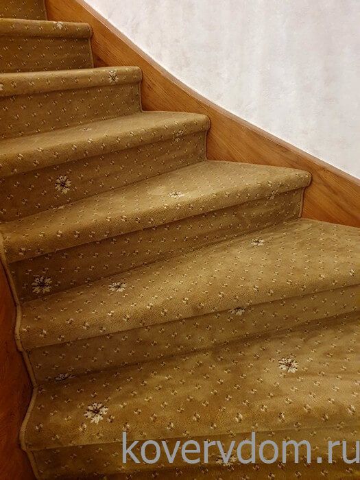 Композиция из полушерстяной ковровой дорожки с укладкой на лестницу и второй этаж Композиция из полушерстяной ковровой дорожки с укладкой на лестницу и второй этаж